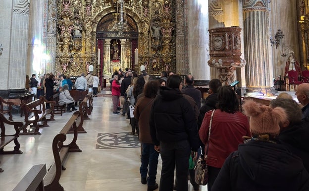 Colas en la parroquia del Salvador para contemplar a la Virgen de Valme con el Señor de Pasión