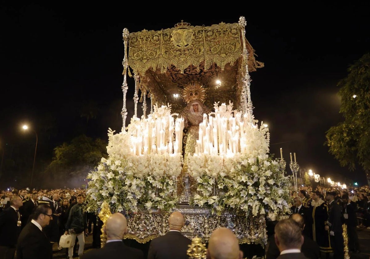 La Esperanza de Triana en su palio en la Magna