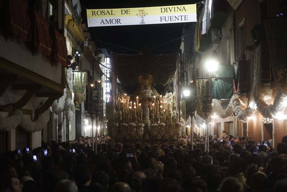 Discurrir de la Macarena por una abarrotada calle Parras ya de madrugada