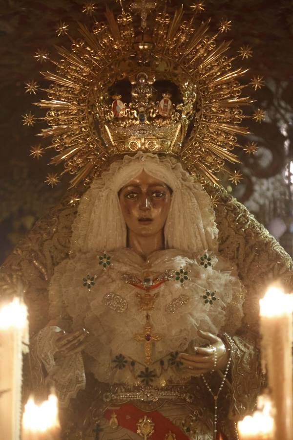 Discurrir de la Macarena por una abarrotada calle Parras ya de madrugada