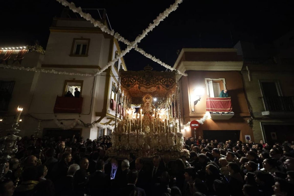 Discurrir de la Macarena por una abarrotada calle Parras ya de madrugada