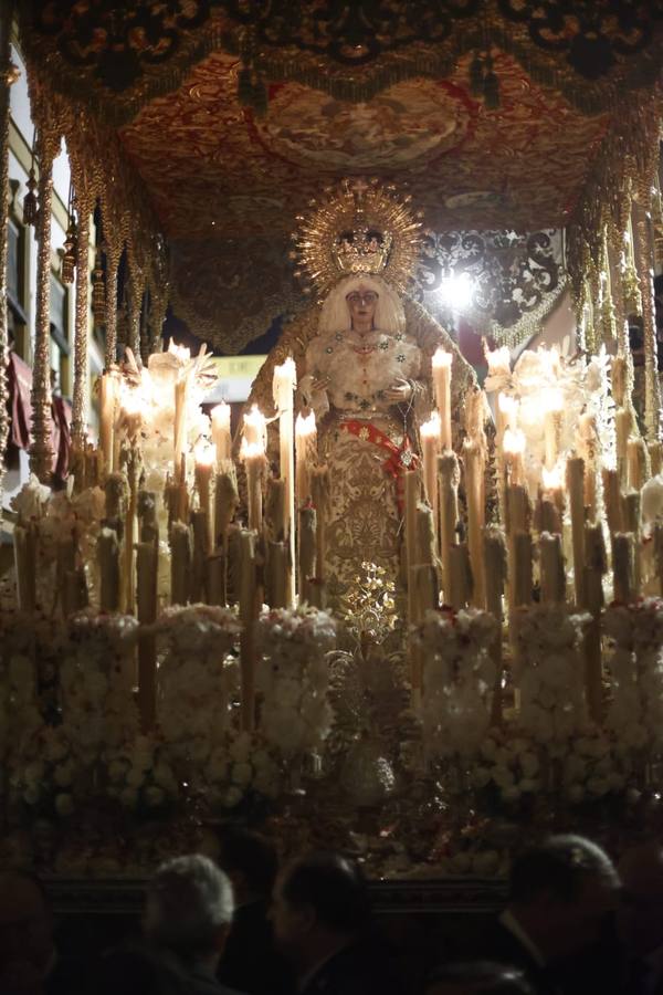 Discurrir de la Macarena por una abarrotada calle Parras ya de madrugada