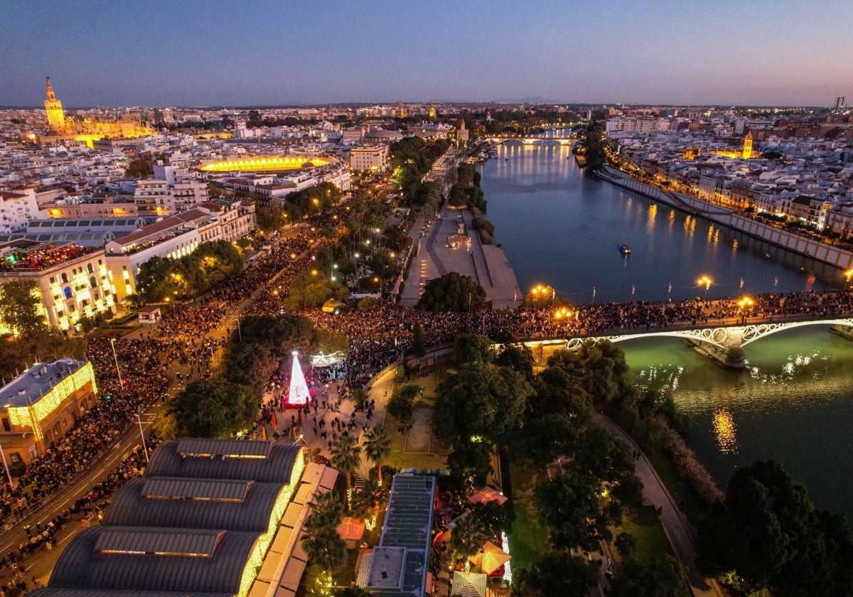 Vista aérea del Paseo de Colón y el puente de Triana este pasado domingo durante la procesión magna