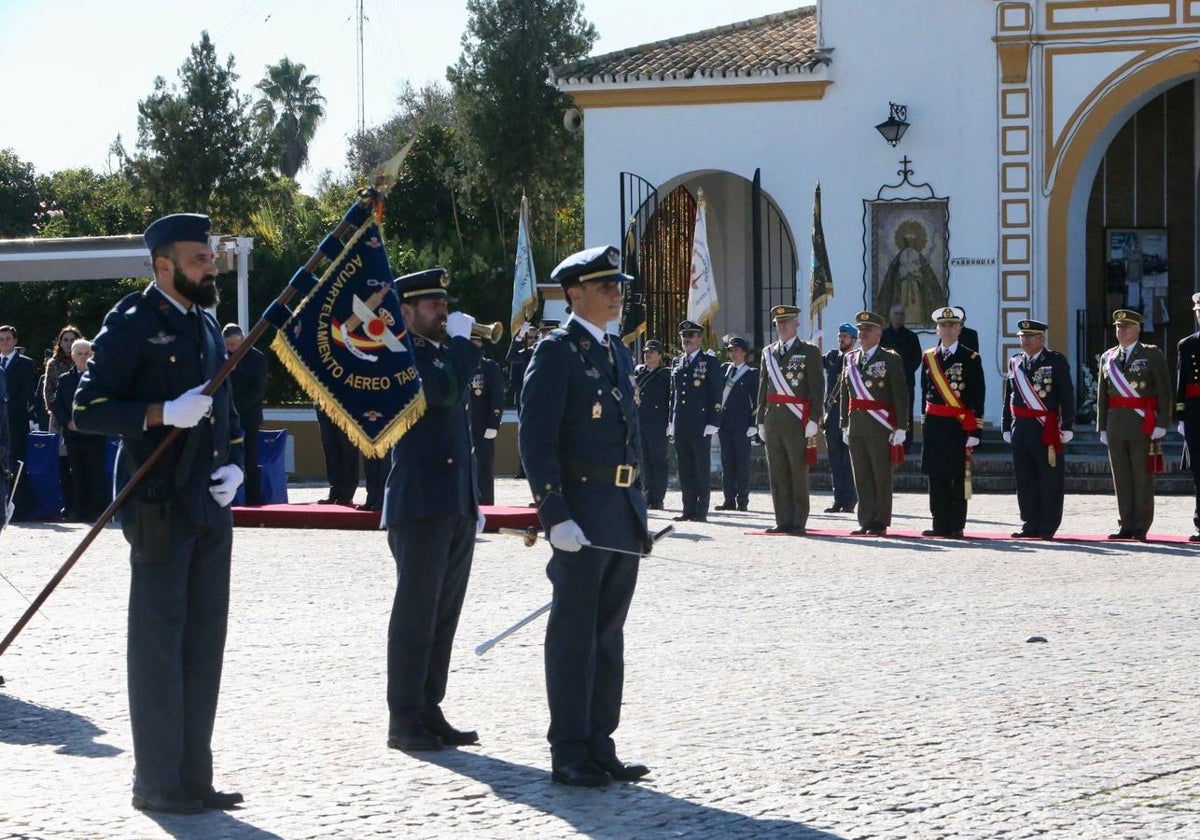 Un momento del acto militar celebrado este martes en el Acuartelamiento Aéreo de Tablada