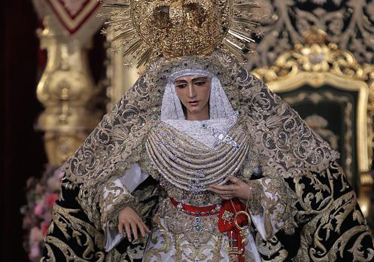 La Esperanza de Triana: Besamanos 2024 y Cultos en su Honor