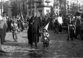 Muere Miguel Esteban, el nazarenito de las Cigarreras que protagonizó una foto mítica de la Semana Santa de Sevilla