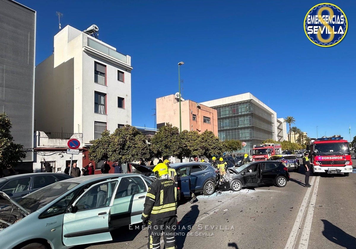 Accidente de tráfico ocurrido junto a la Jefatura de la Policía Local, en la Ronda del Tamarguillo