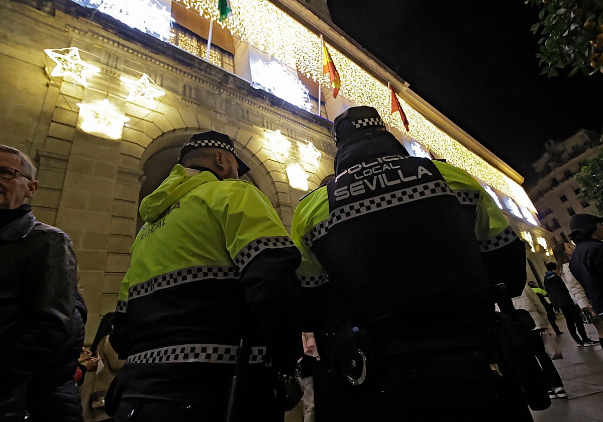 Dos agentes de la Policía Local junto al Ayuntamiento