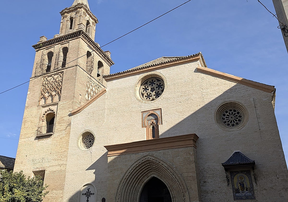 Fachada principal de la parroquia de Omnium Sanctorum