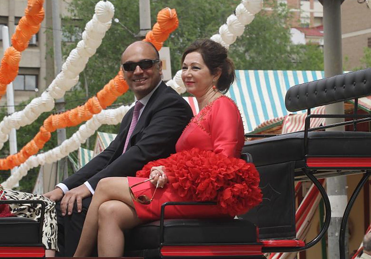 Ana Rosa Quintana con su marido por la Feria de Sevilla