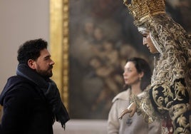 En imágenes, besamanos de la Esperanza de Triana en su capilla de los Marineros