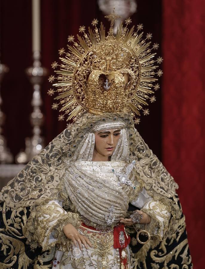 Besamanos de la Esperanza de Triana en la capilla de los Marineros