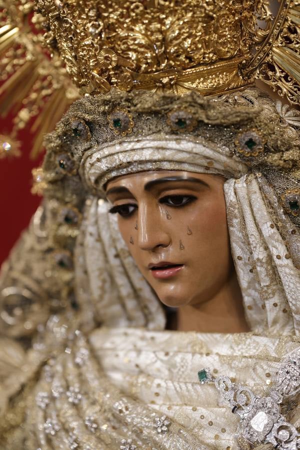 Besamanos de la Esperanza de Triana en la capilla de los Marineros