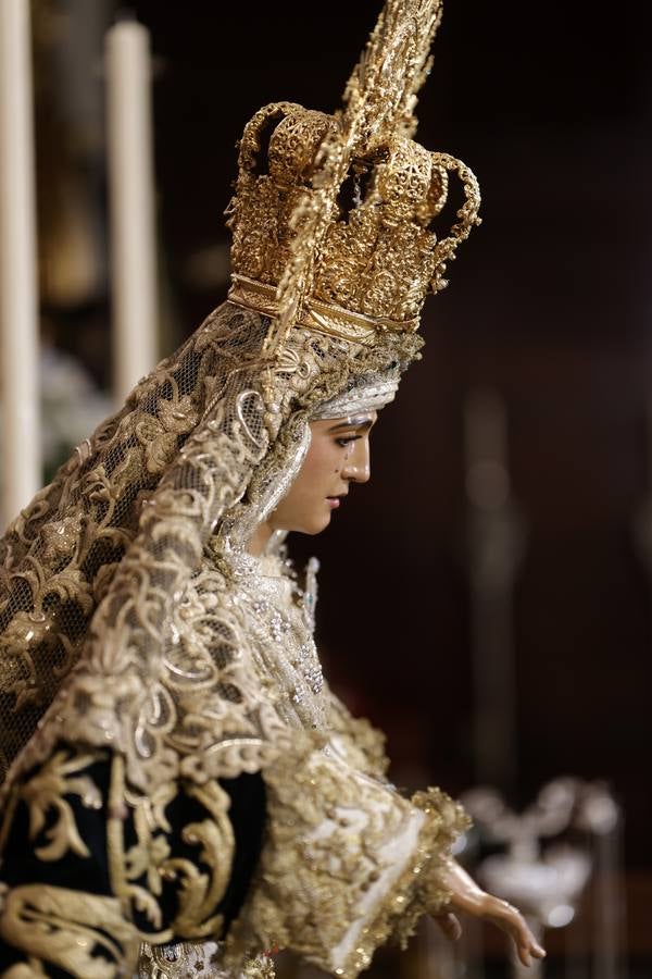 Besamanos de la Esperanza de Triana en la capilla de los Marineros