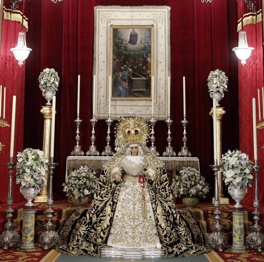 Besamanos de la Esperanza de Triana en la capilla de los Marineros