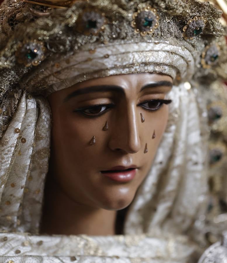 Besamanos de la Esperanza de Triana en la capilla de los Marineros