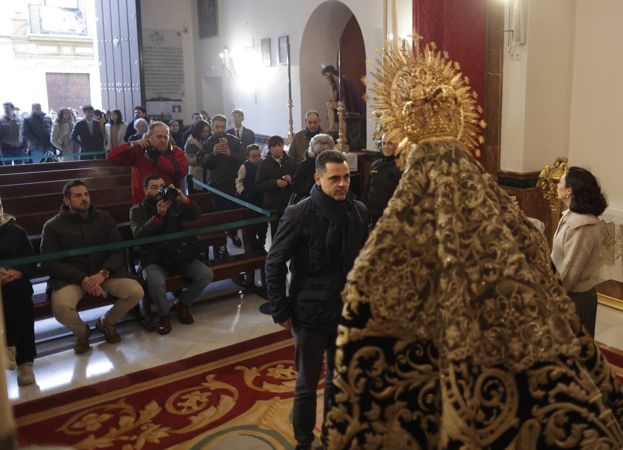 Besamanos de la Esperanza de Triana en la capilla de los Marineros