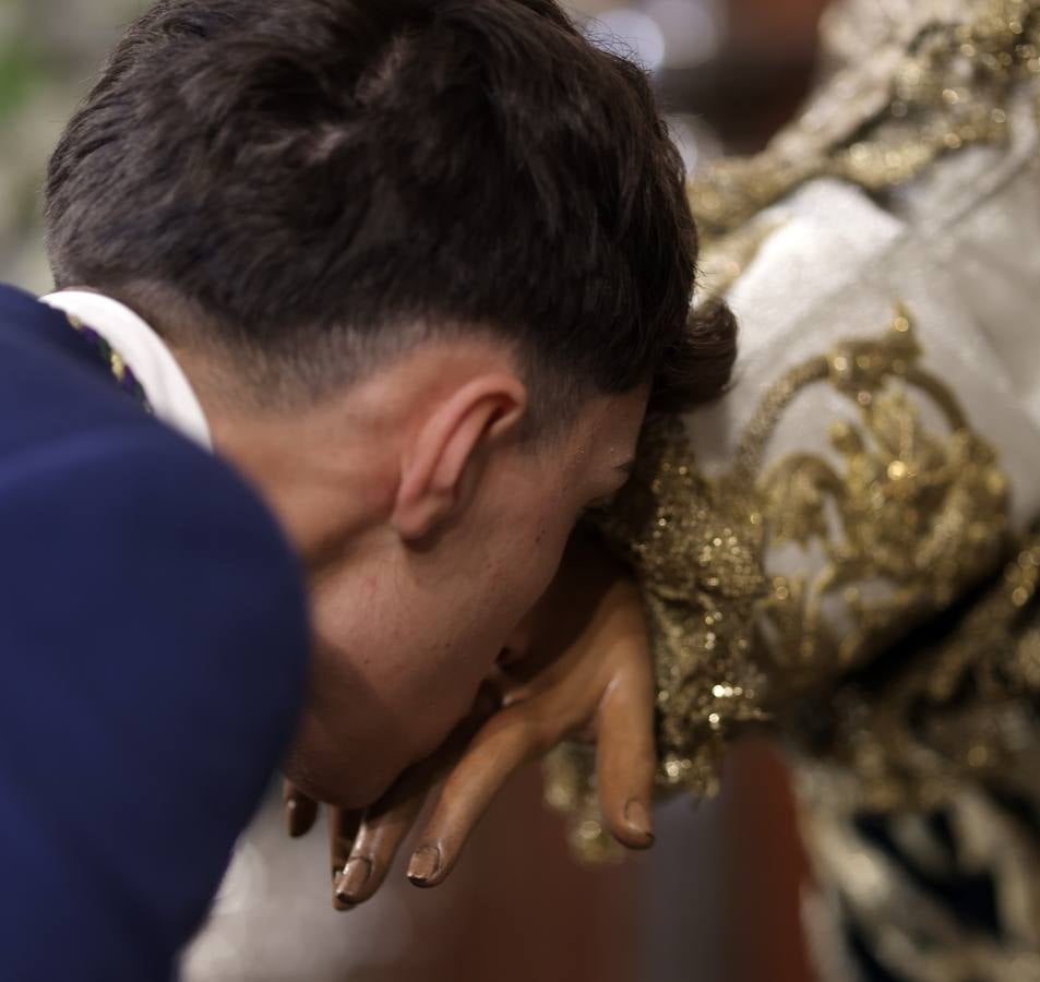 Besamanos de la Esperanza de Triana en la capilla de los Marineros