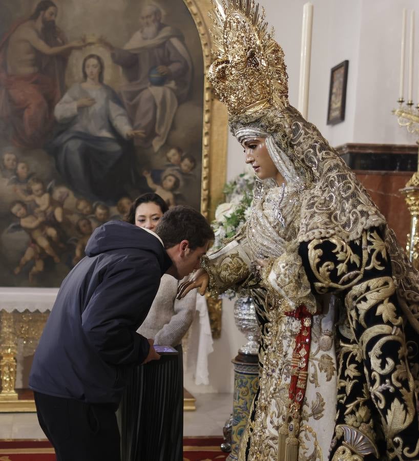 Besamanos de la Esperanza de Triana en la capilla de los Marineros