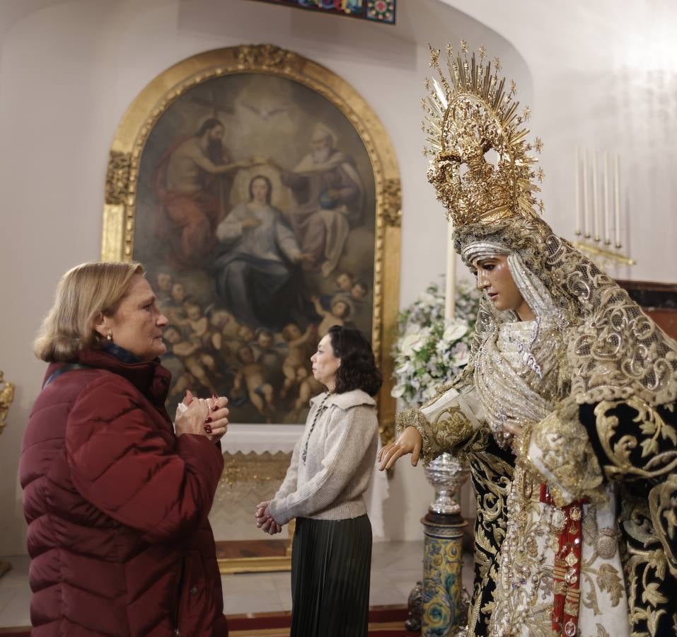 Besamanos de la Esperanza de Triana en la capilla de los Marineros