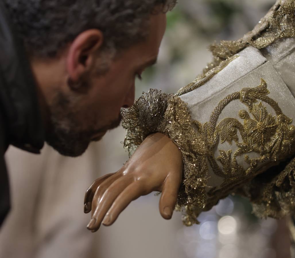 Besamanos de la Esperanza de Triana en la capilla de los Marineros