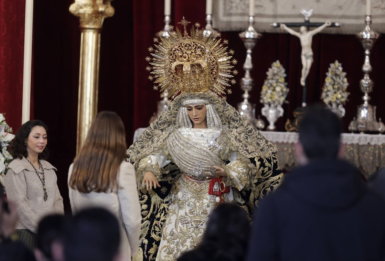 Besamanos de la Esperanza de Triana en la capilla de los Marineros