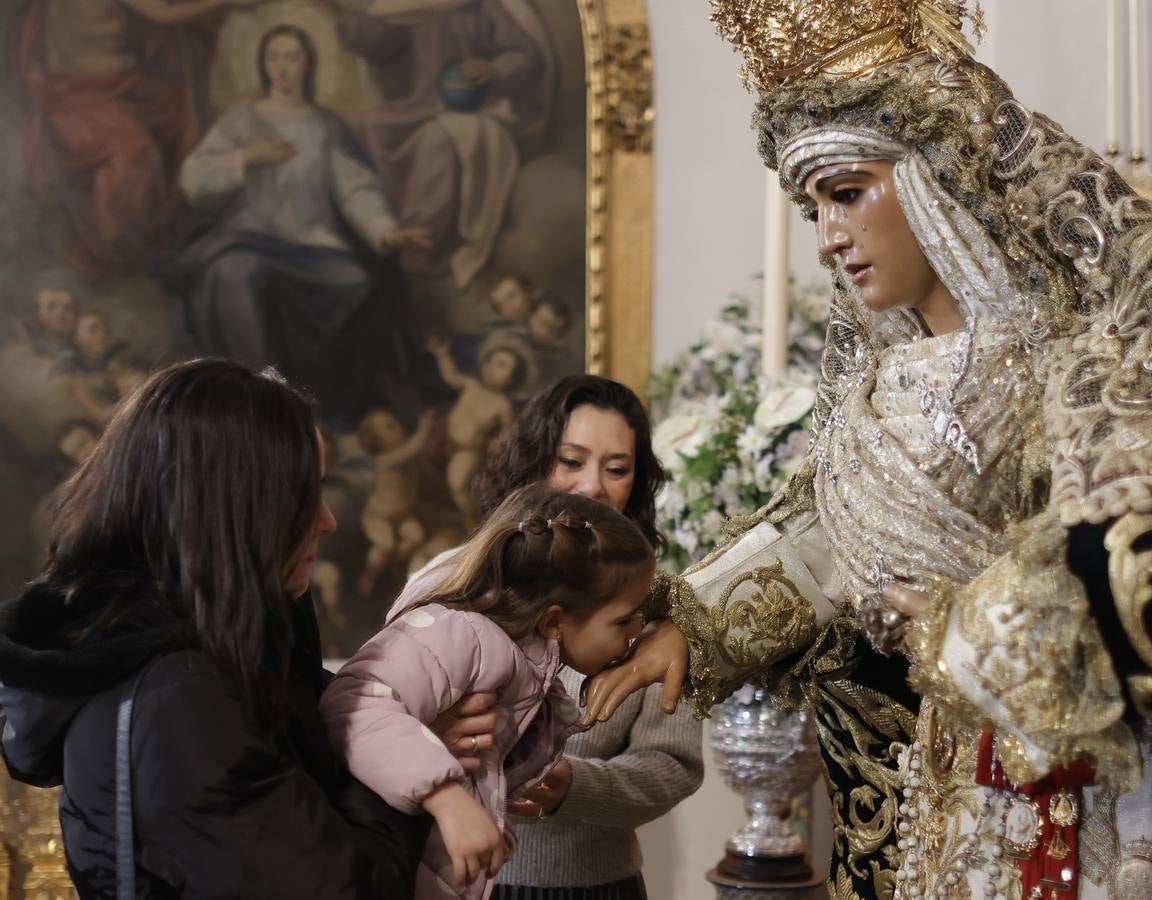 Besamanos de la Esperanza de Triana en la capilla de los Marineros