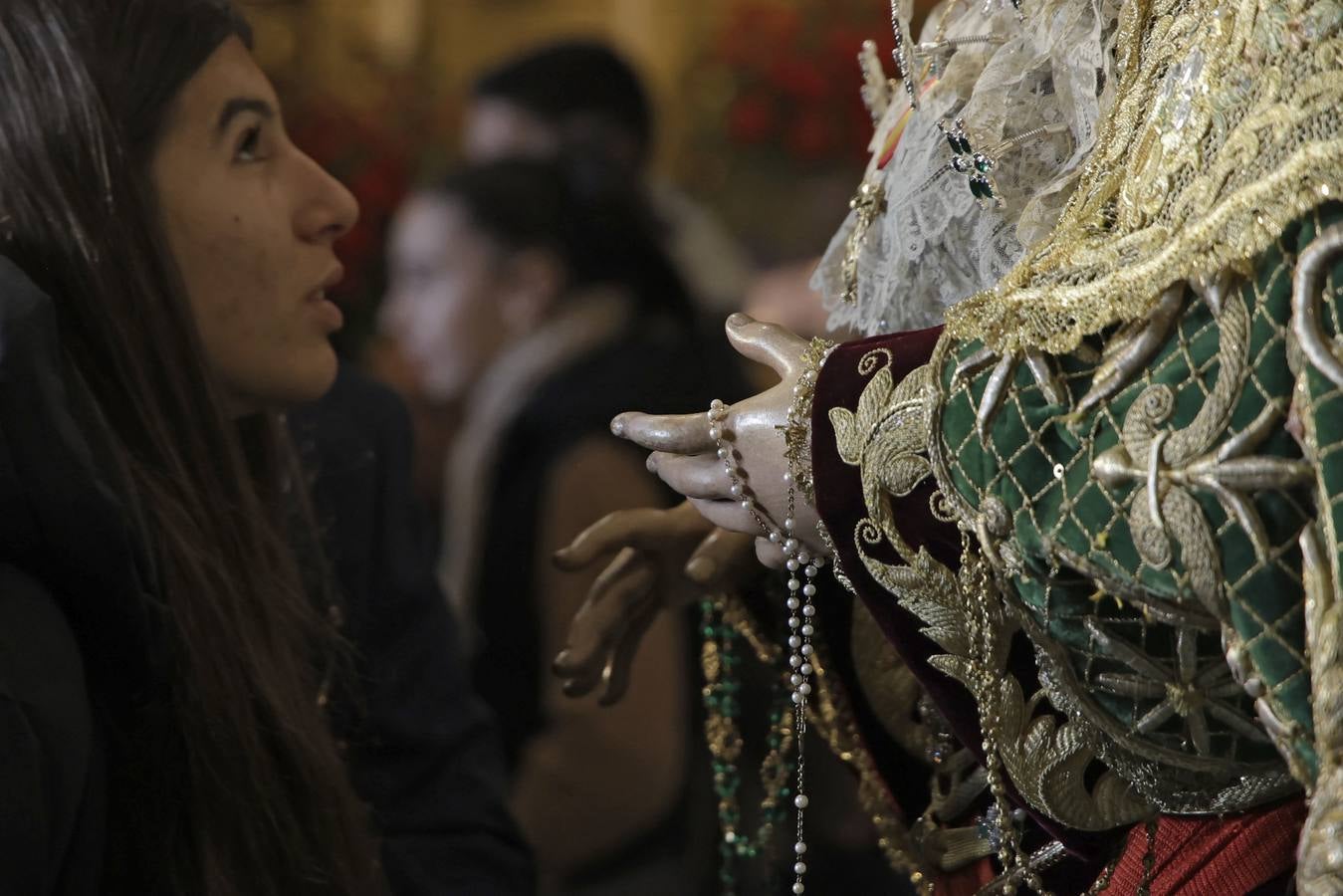 Devoción y colas en el besamanos de la Macarena