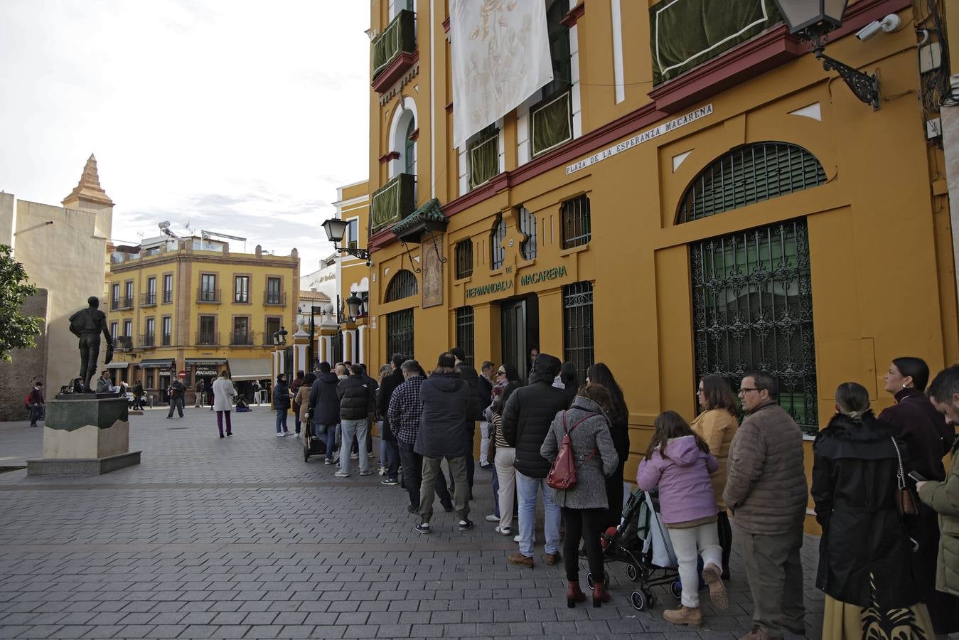 Devoción y colas en el besamanos de la Macarena