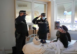 La Policía Local de Sevilla visita a los niños ingresados en el Hospital Virgen del Rocío