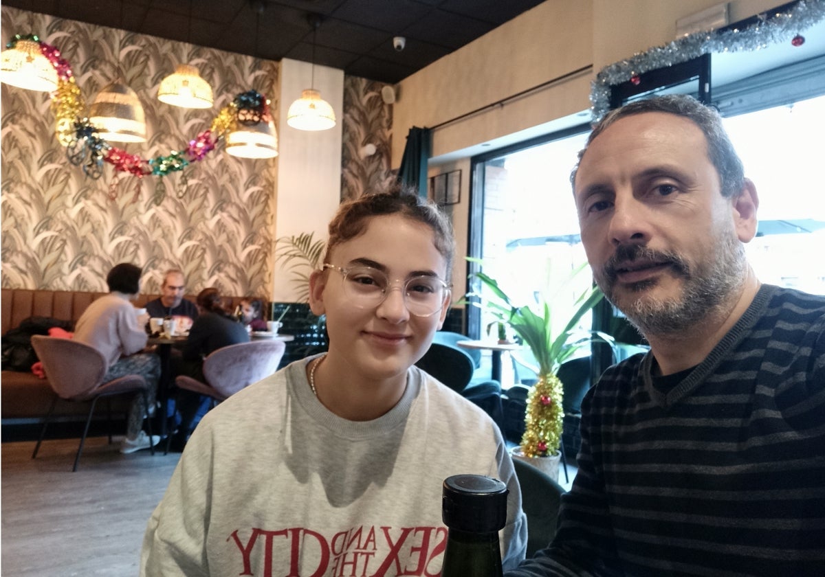 Maya con su padre en una imagen de archivo tomada en una cafetería de Triana donde iban a desayunar