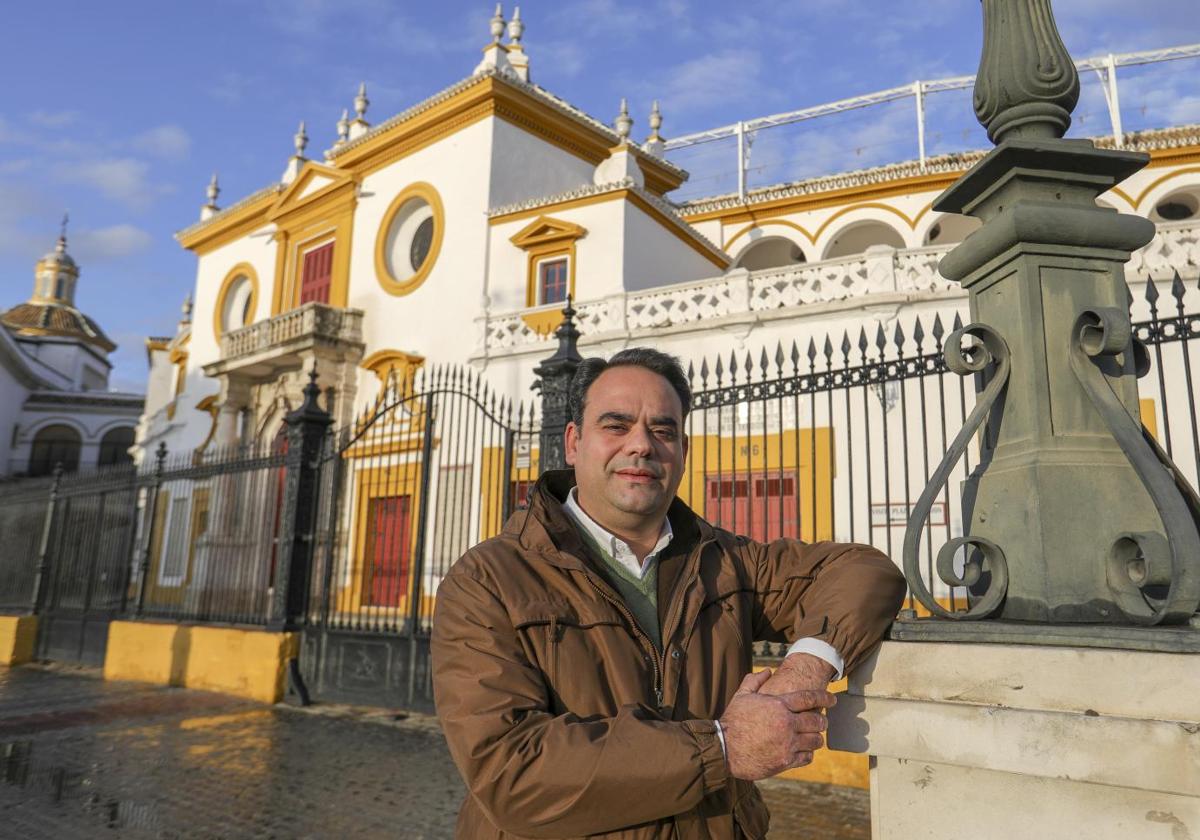 Turismundo Campos junto a la Maestranza, por donde discurrió la Virgen de Setefilla