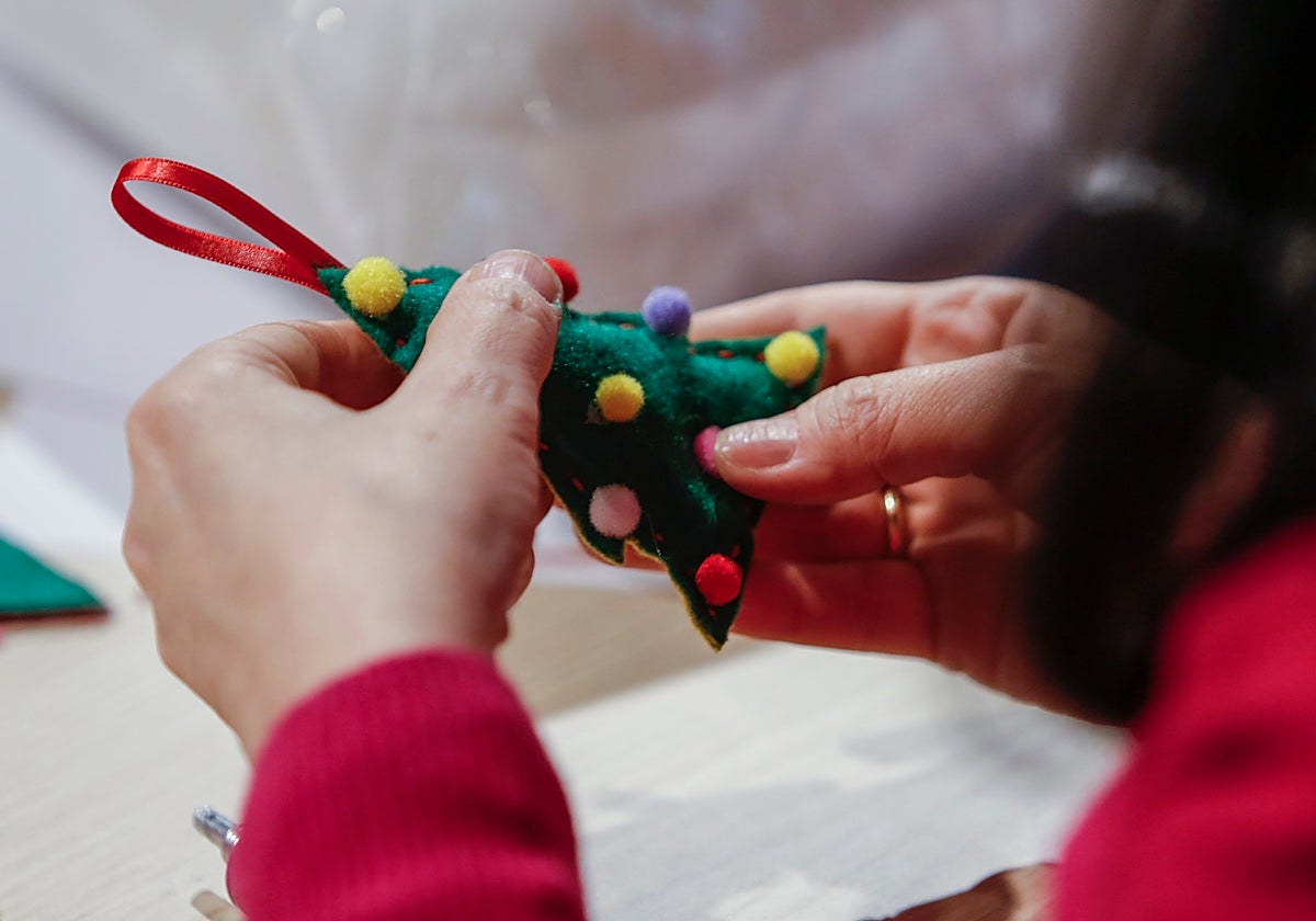 Adorno navideño hecho manualmente en un campamento de Navidad en Sevilla