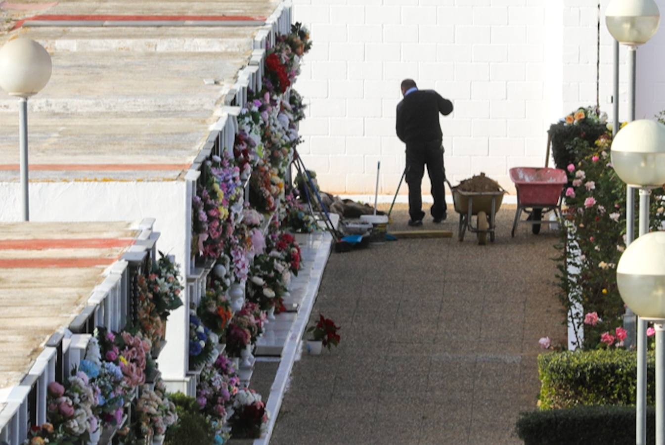 El cementerio de San Francisco, en El Viso del Alcor, está custodiado por la Policía Local tras la profanación de varias tumbas