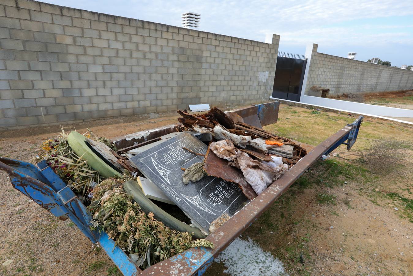 El cementerio de San Francisco, en El Viso del Alcor, está custodiado por la Policía Local tras la profanación de varias tumbas