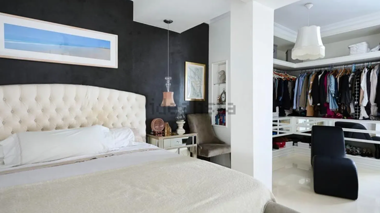 Dormitorio de este lujoso ático que se pone a la venta en Sevilla