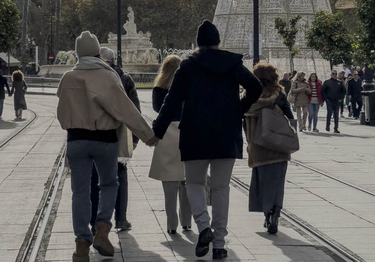 Una pareja pasea por el centro de Sevilla