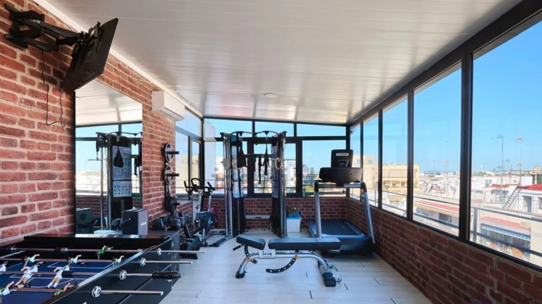 Futbolín y gimnasio de este impresionante ático en Sevilla