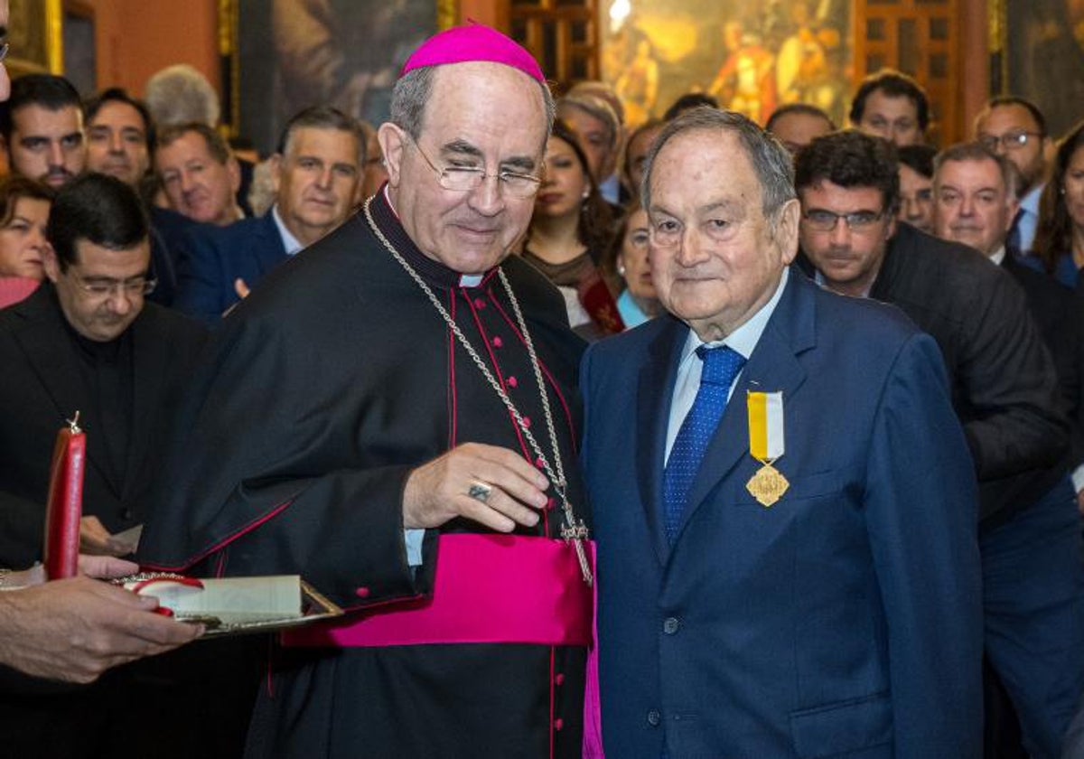 Manuel Navarro Palacios junto a monseñor Asenjo cuando recibió la Medalla Pro Ecclesia et Pontifice