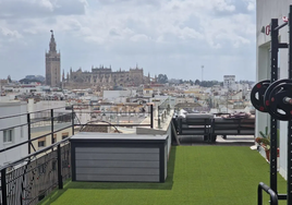 El impresionante ático en venta en Sevilla que tiene las mejores vistas de la Giralda: gimnasio, futbolín y zona chill out