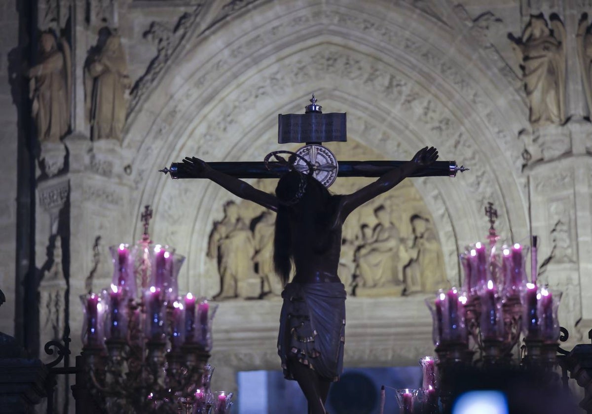 El crucificado llama la atención por la gran melena de pelo natural