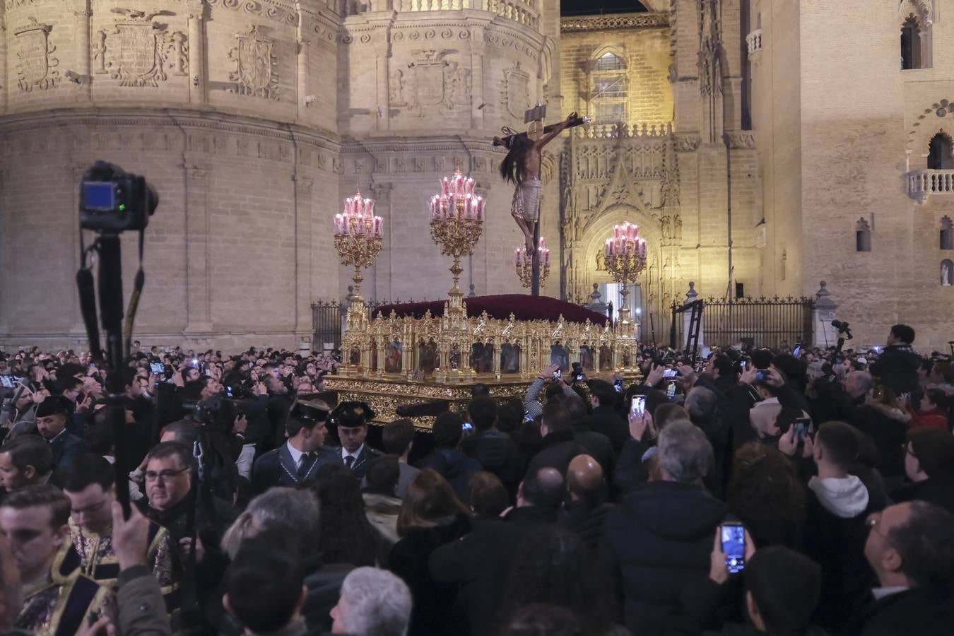 El crucificado llama la atención por la gran melena de pelo natural 