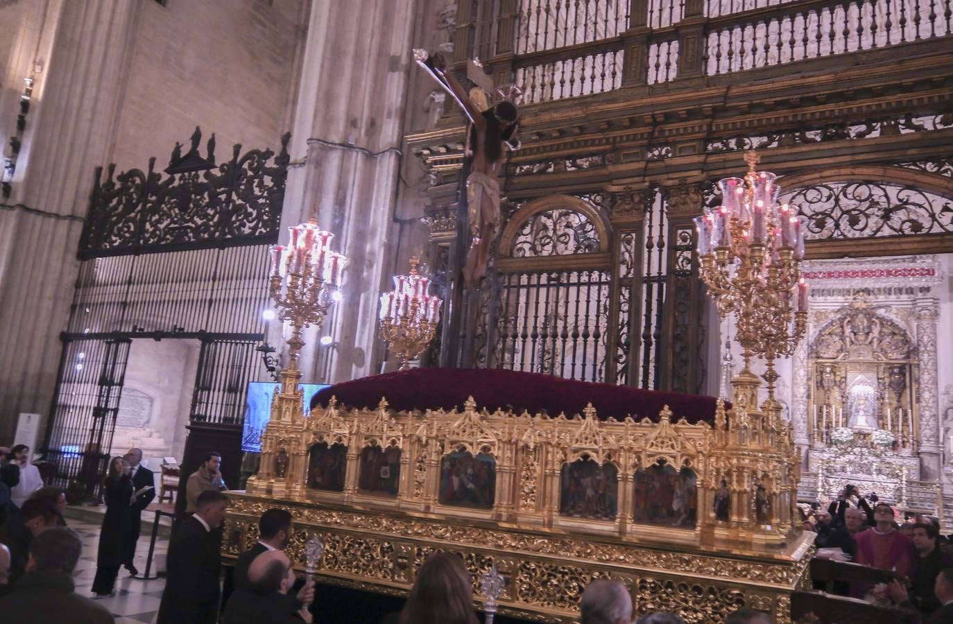 El crucificado llama la atención por la gran melena de pelo natural 