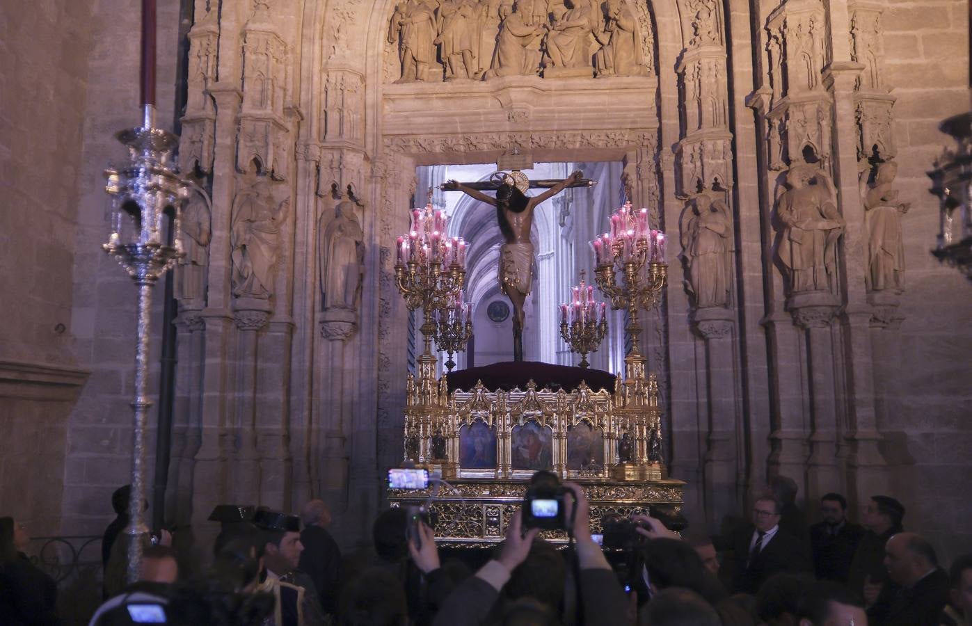 El crucificado llama la atención por la gran melena de pelo natural 