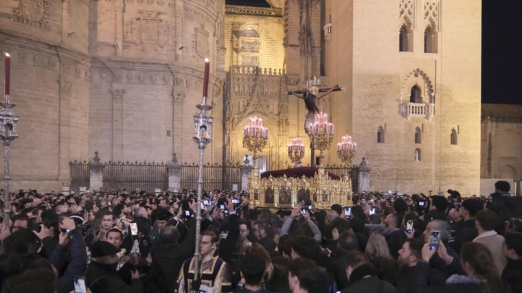 El Cristo de San Agustín en la plaza Virgen de los Reyes