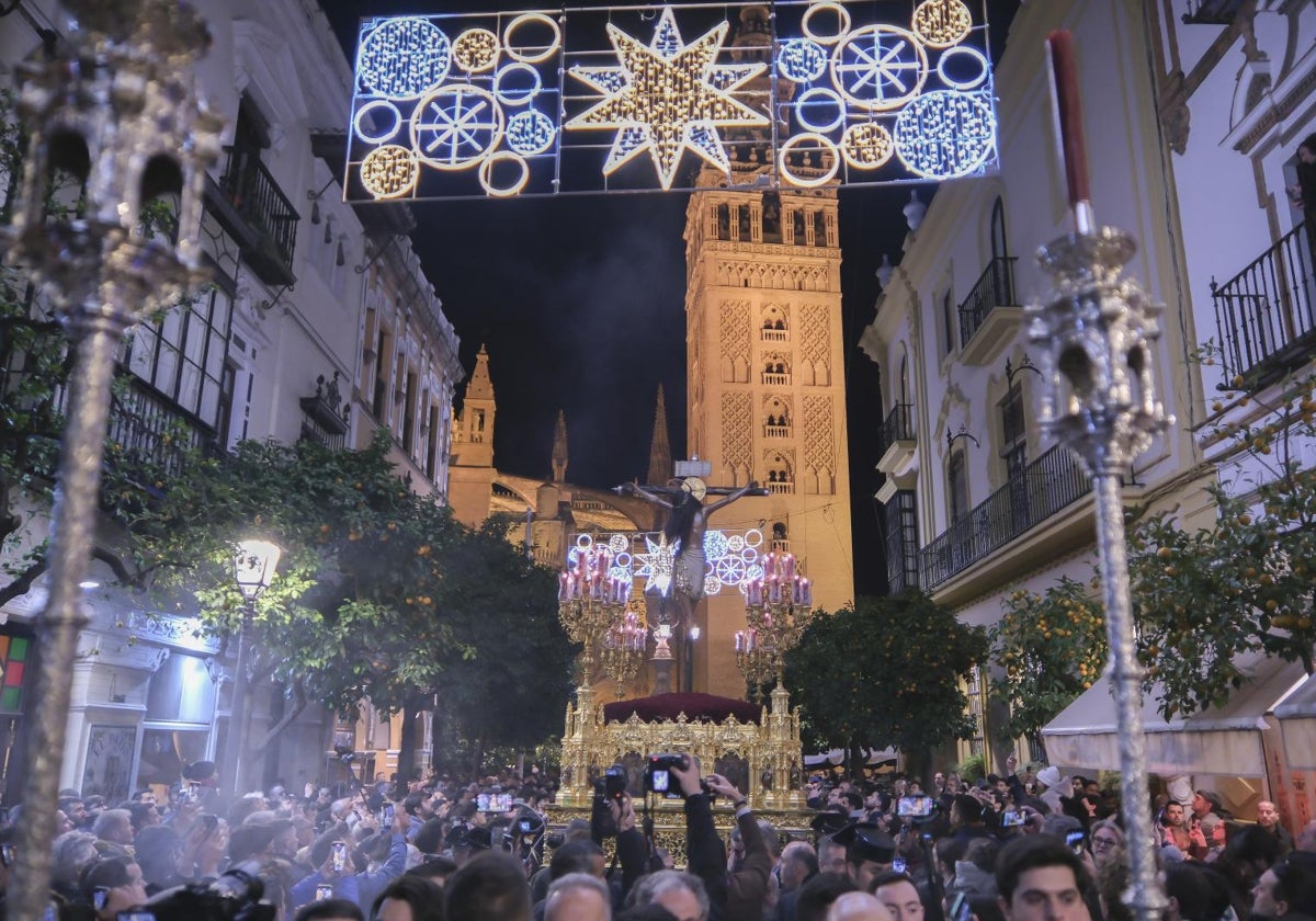 El Cristo de San Agustín en la calle Mateos Gago con la Giralda de fondo