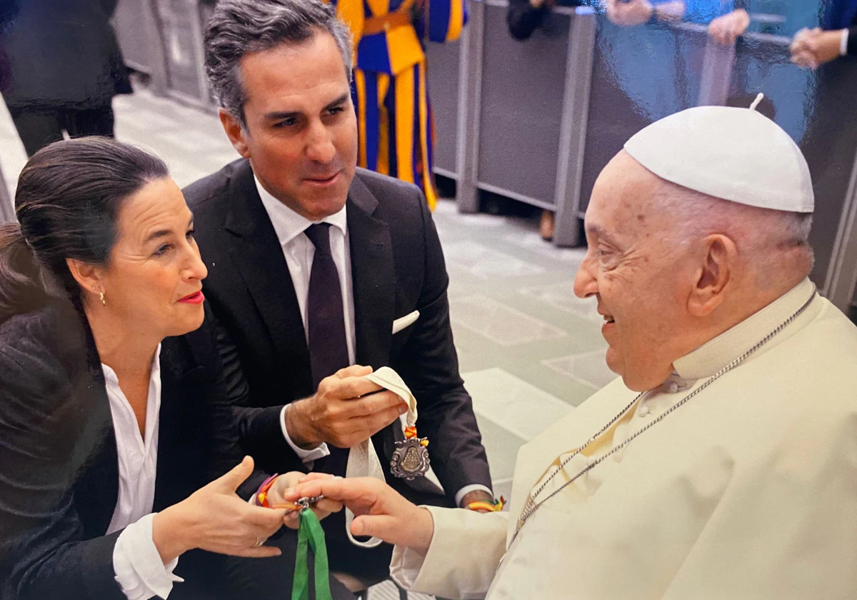 El papa con Curro  con dos hermanos del Rocío de Triana