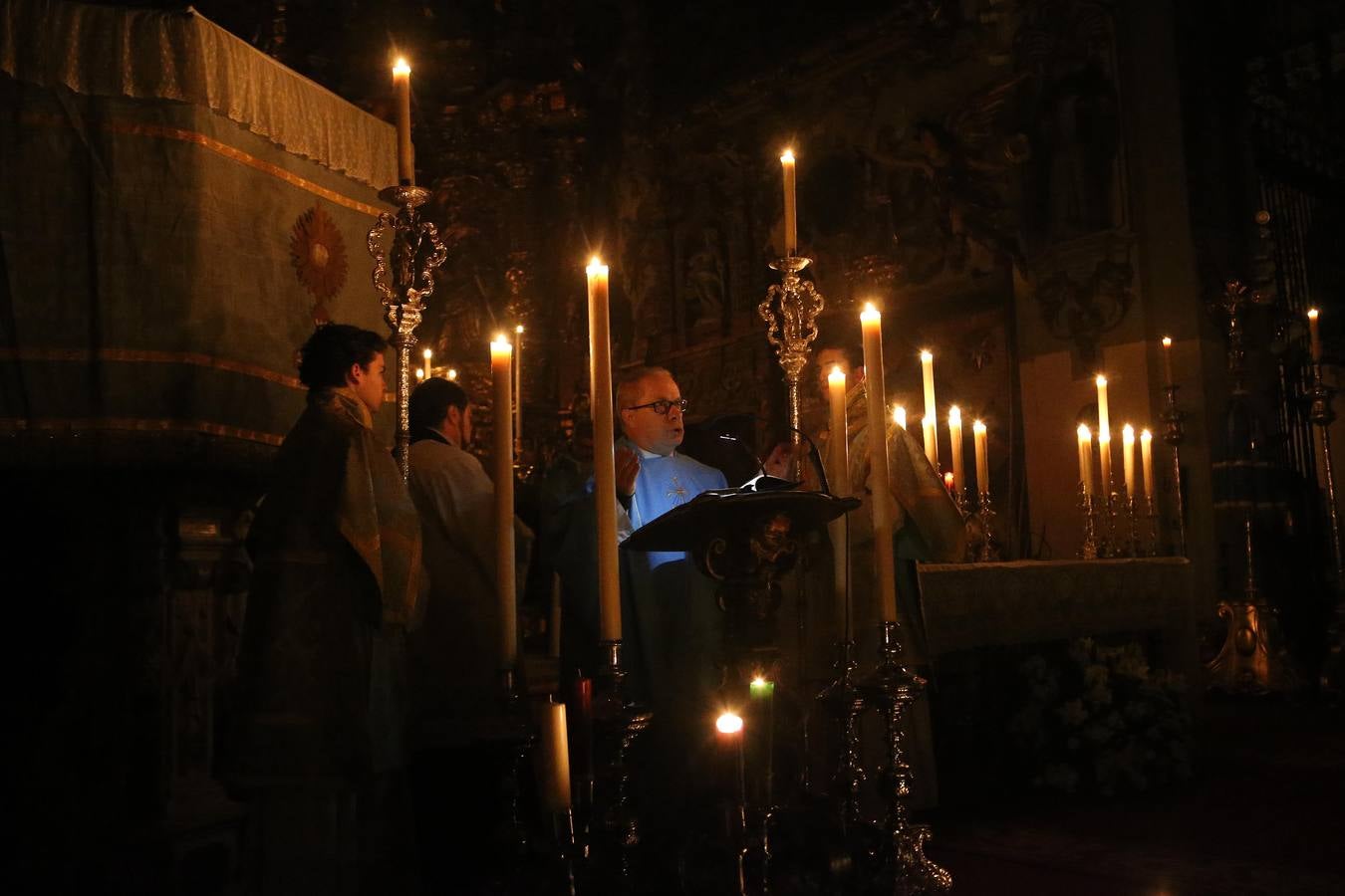 Misa Rorate Caeli en la parroquia de la Magdalena