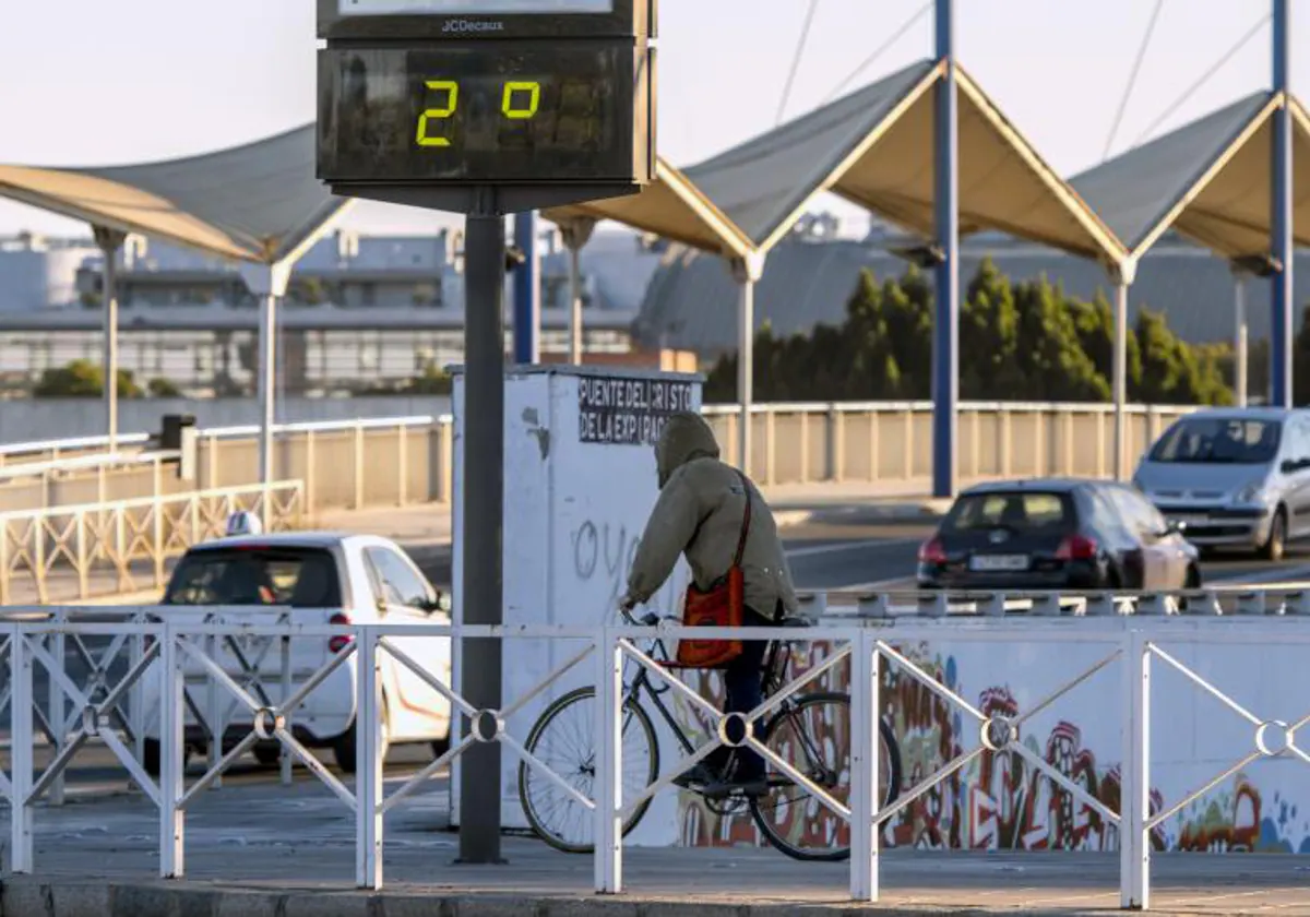 Un ciclista abrigado en el puente del Cachorro