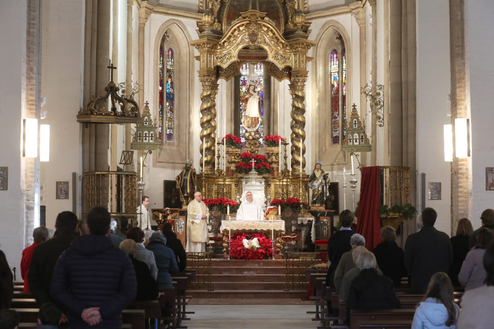 Un centenar de personas acuden a la Misa del Gallo en la reapertura de ...